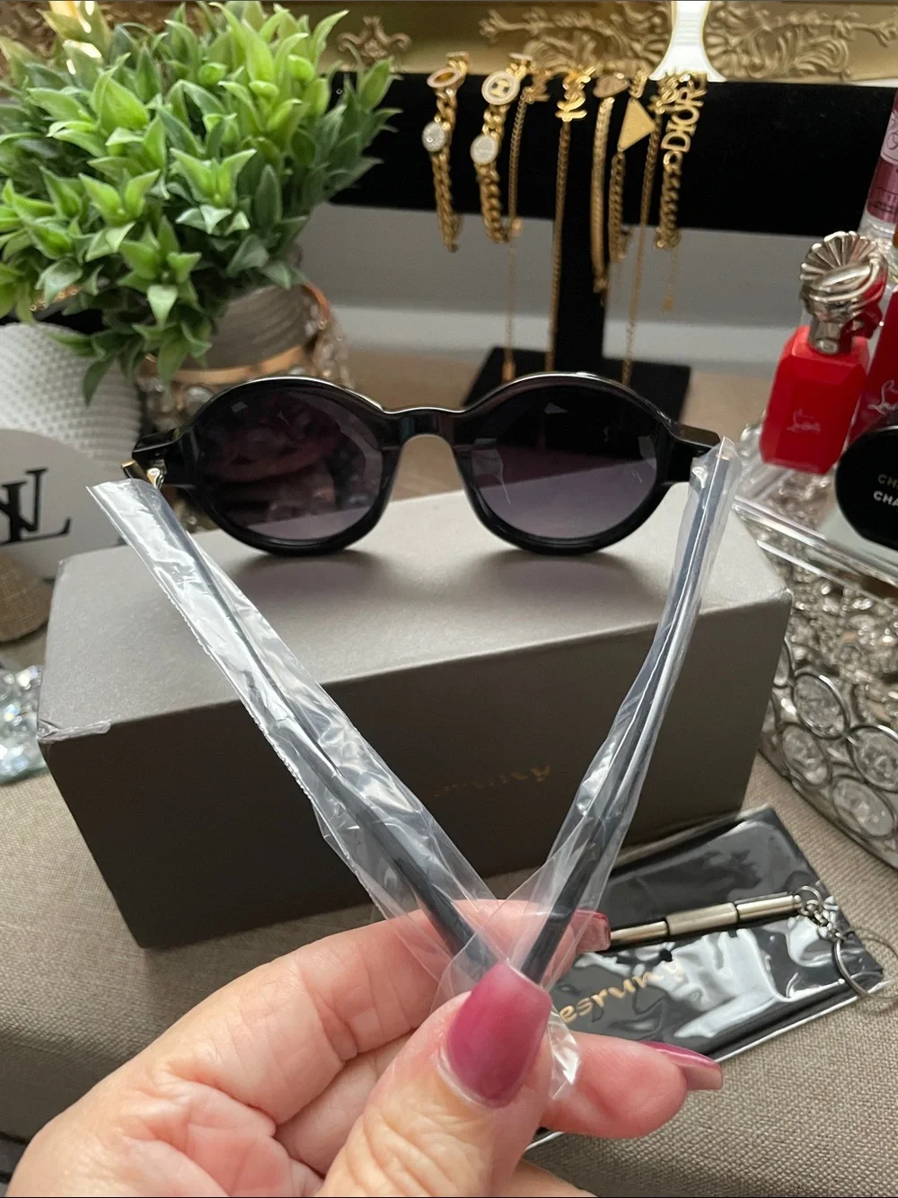 ✨Gesruny Black Sunglasses Case with Box and Accessory✨NEW with Box